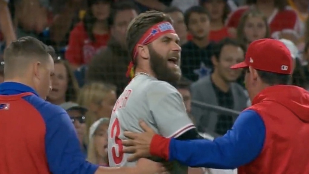 MLB fans loved Harper’s classy reaction after injury