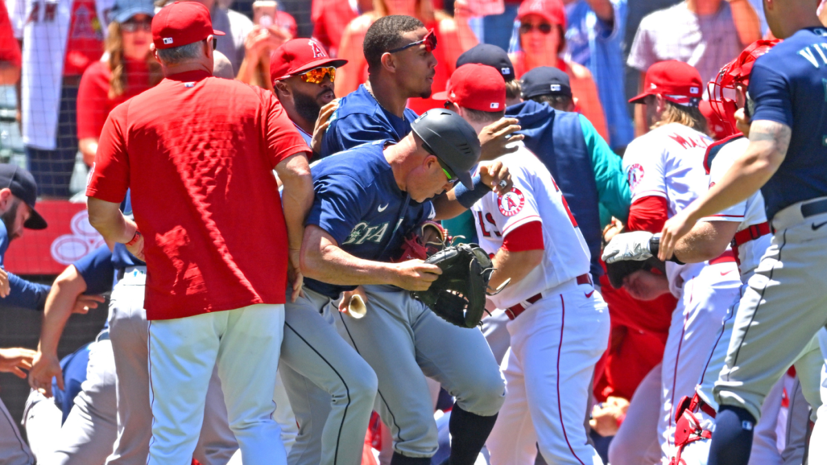 Mariners-Angels brawl: Punches thrown, eight ejections made as Jesse Winker hit by pitch leads to heated fight