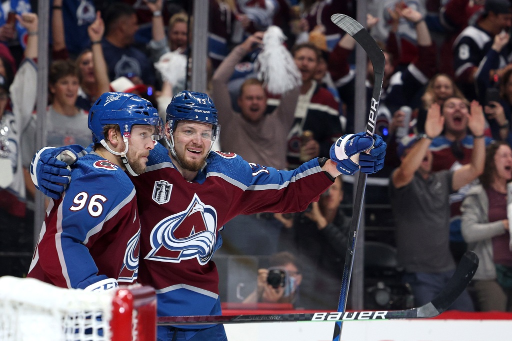 Speedy Colorado Avalanche zoom to 2-0 series lead over Bolts