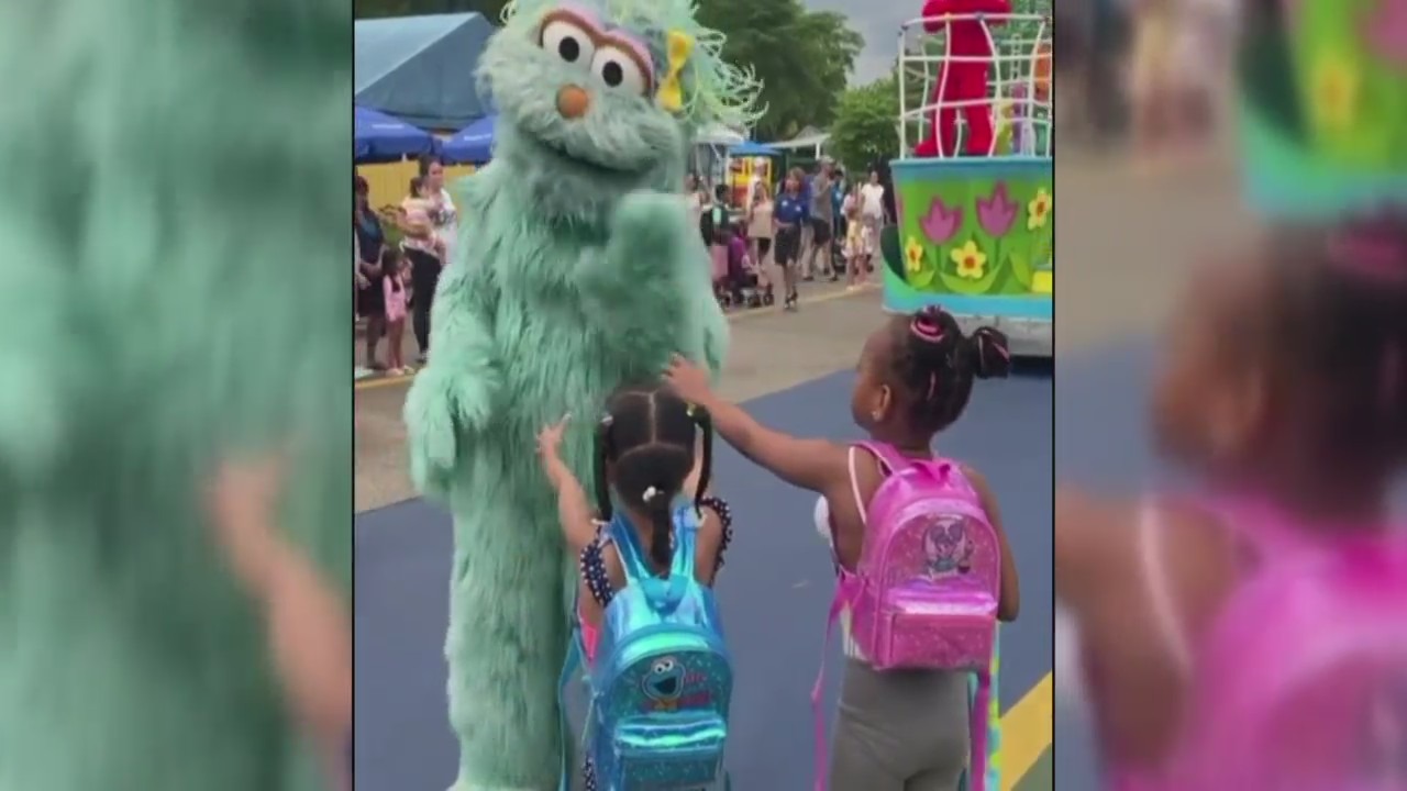 Sesame Place Apologizes After Viral Video Appears To Show Mascot Refusing To High-Five 2 Young Black Girls – CBS Philly